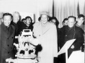 1958年，毛泽东主席参观中国科学院科研成就展。前排左起为：张劲夫、吴有训、毛泽东、郭沫若
